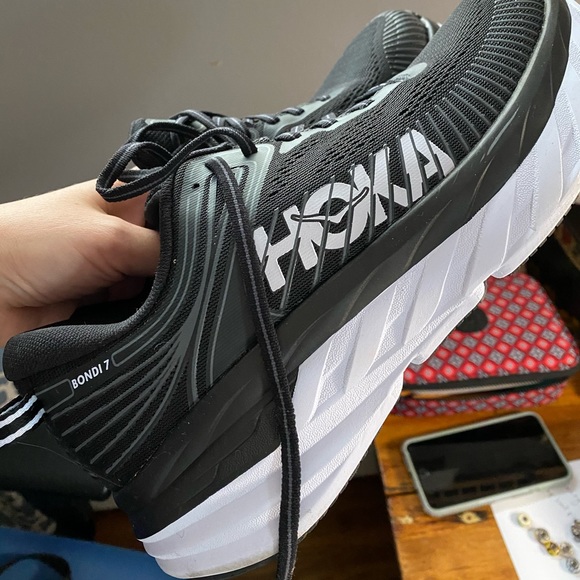 hoka bondi 7 black and white